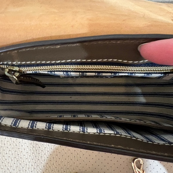 Dooney and Bourke crossbody - Picture 4 of 6